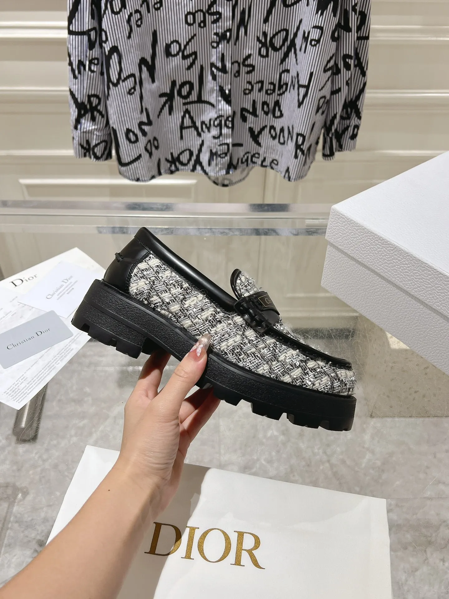 👟👟Ex-factory price 680👟👟 𝐃𝐢𝐎𝐑 #2025 New loafers for early spring 🔥 The loafers you want at first sight #Simple and elegant ‘Low-key luxury! Equipped with eye-catching Chanristian Dior logo buckle #very high-end, comfortable and good-looking💯 and easy to match #spring, summer, autumn and winter🉑️! Upper: imported open-edge beaded cowhide spliced ​​with custom-made fabrics from the counter; lining: water-dyed cowhide; sole: rubber foam outsole, highly elastic and lightweight! size: 35-40 (40 customized)